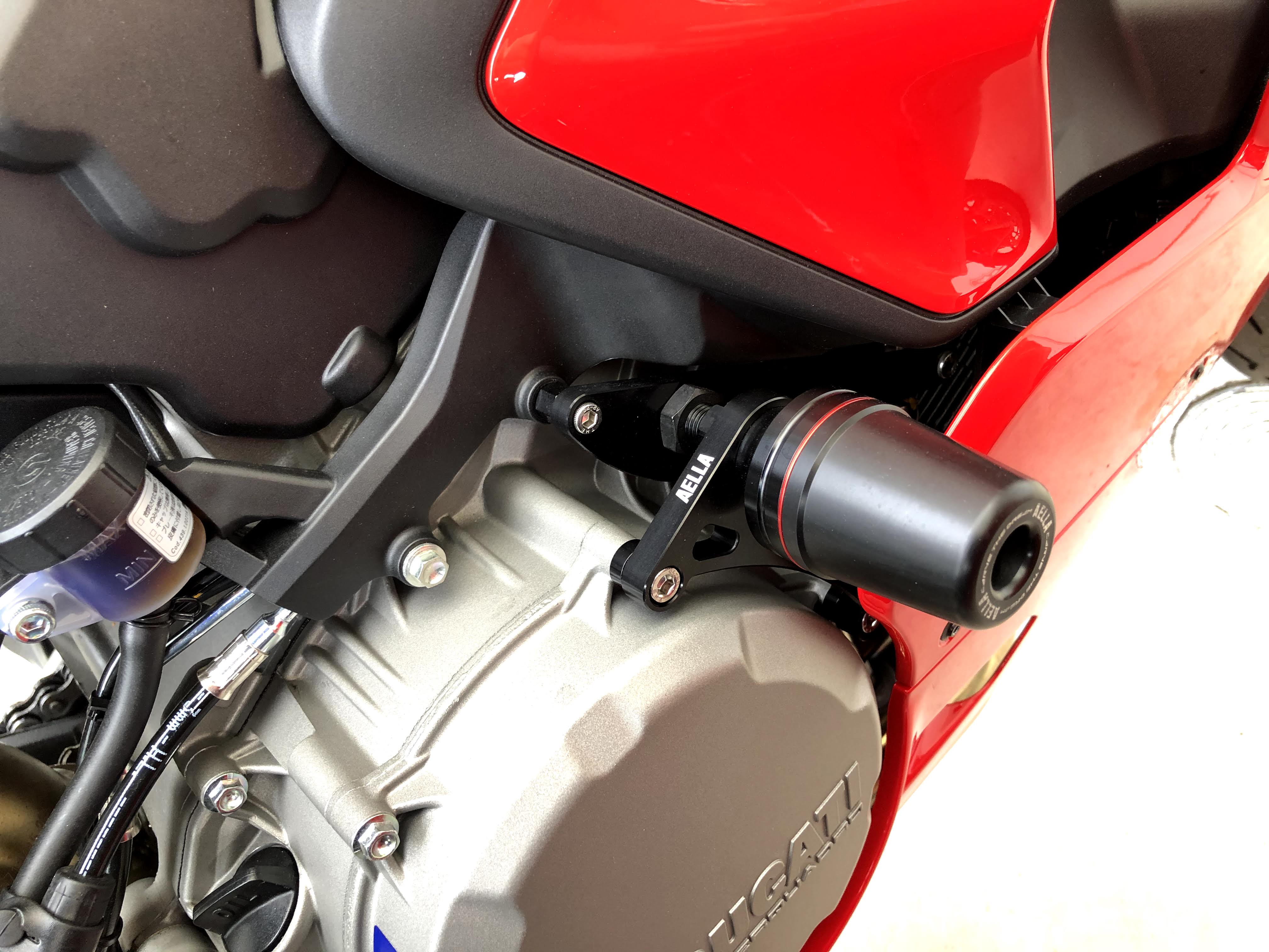 AELLA Engine Sliders for Ducati Panigale / Streetfighter V2